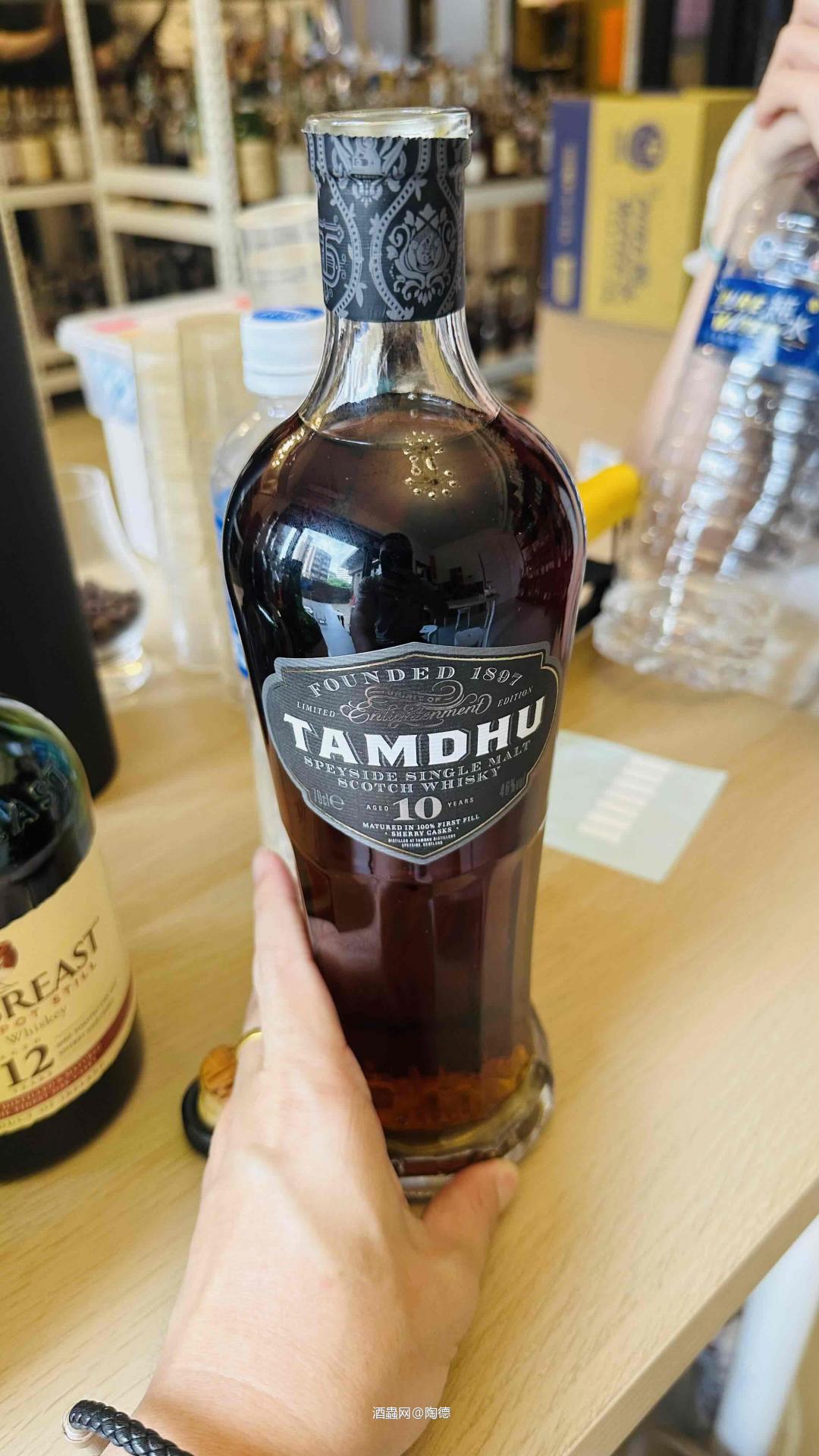 Kavalan 16年+特殊版 哥尼至尊雪莉還什麼東西來著 坦度10年黑標46% 限量1000支的版本 講個不可思議的結論 這瓶坦度虐翻全場🤣 這瓶裡面絕對保底20年以上的味道 有機會能喝到的一定要試試 裡面有一個證書的版本,不是一般版