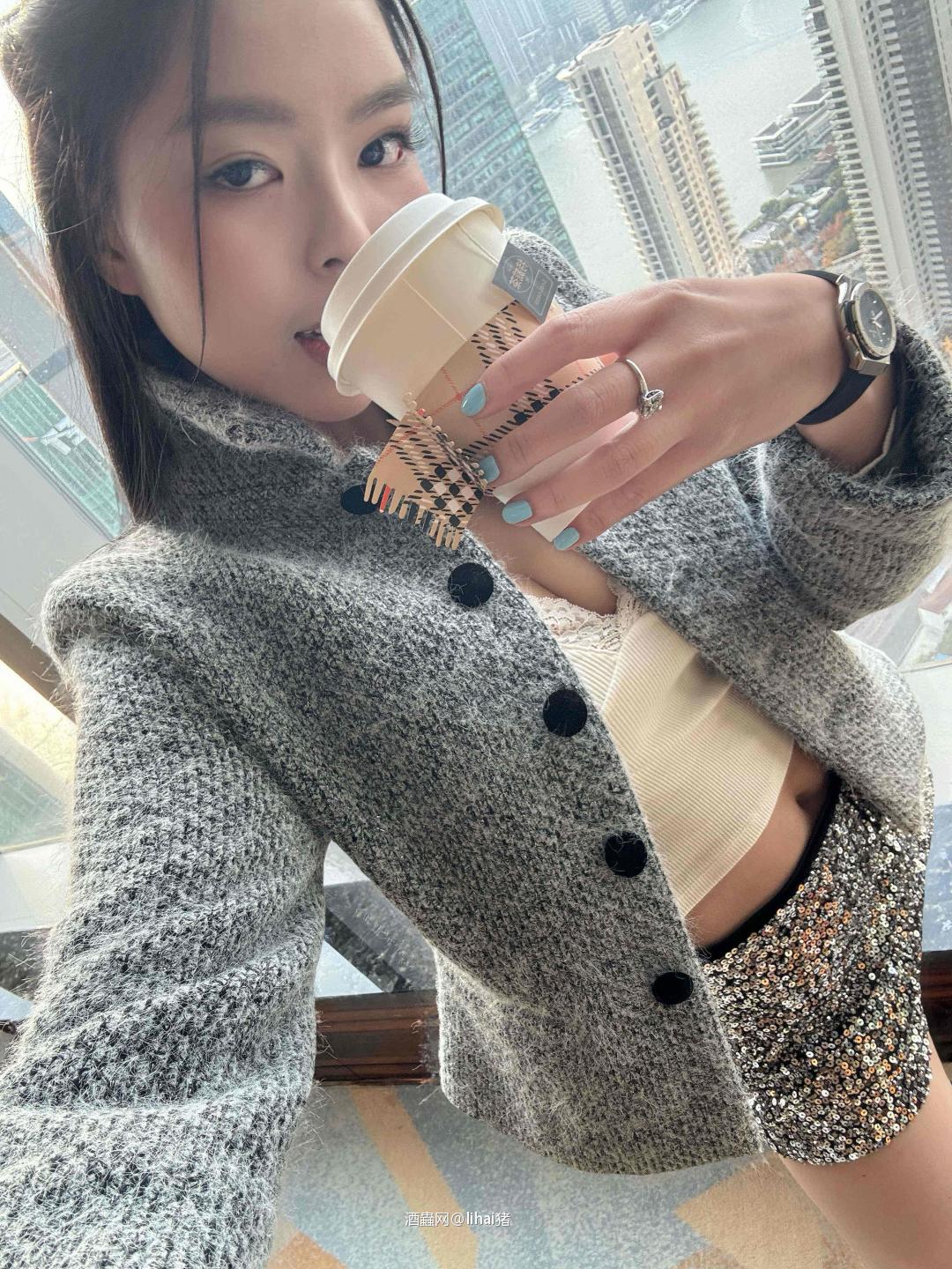 给我爸买茶. 顺便试了下Burberry的奶茶 也还挺好喝哦
