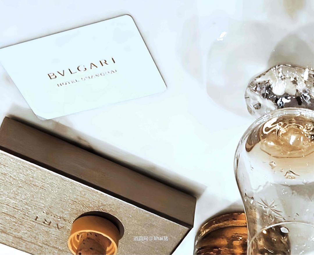 上海Bvlgari房间里的mini bar～东西还挺齐全😙💙