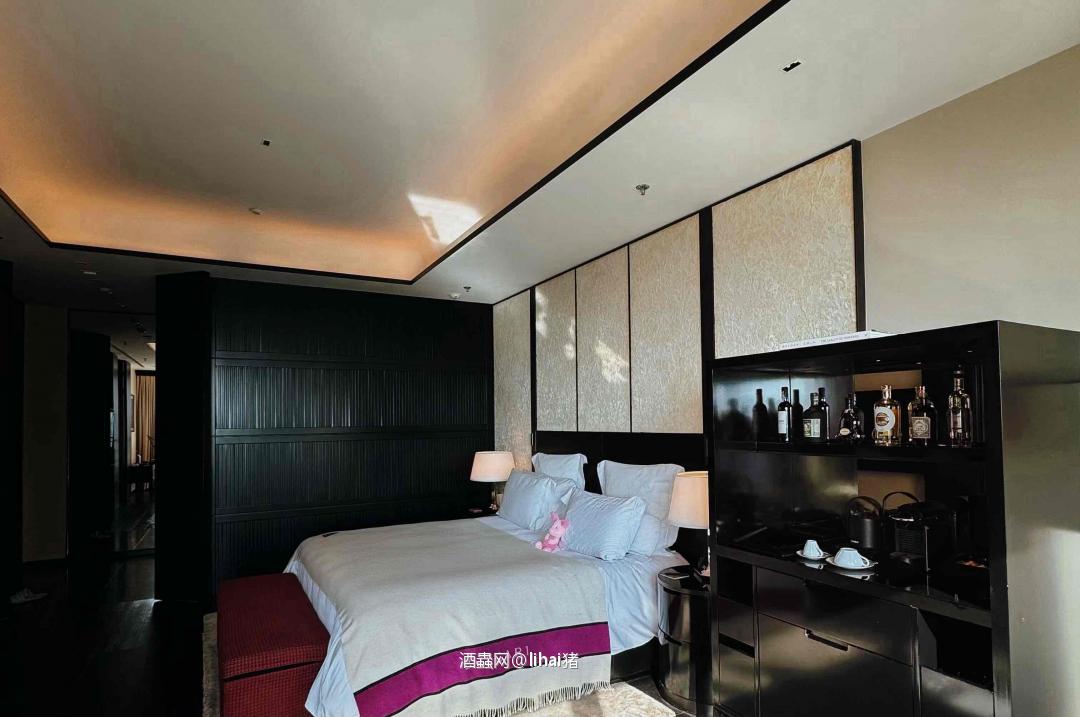 上海Bvlgari房间里的mini bar～东西还挺齐全😙💙