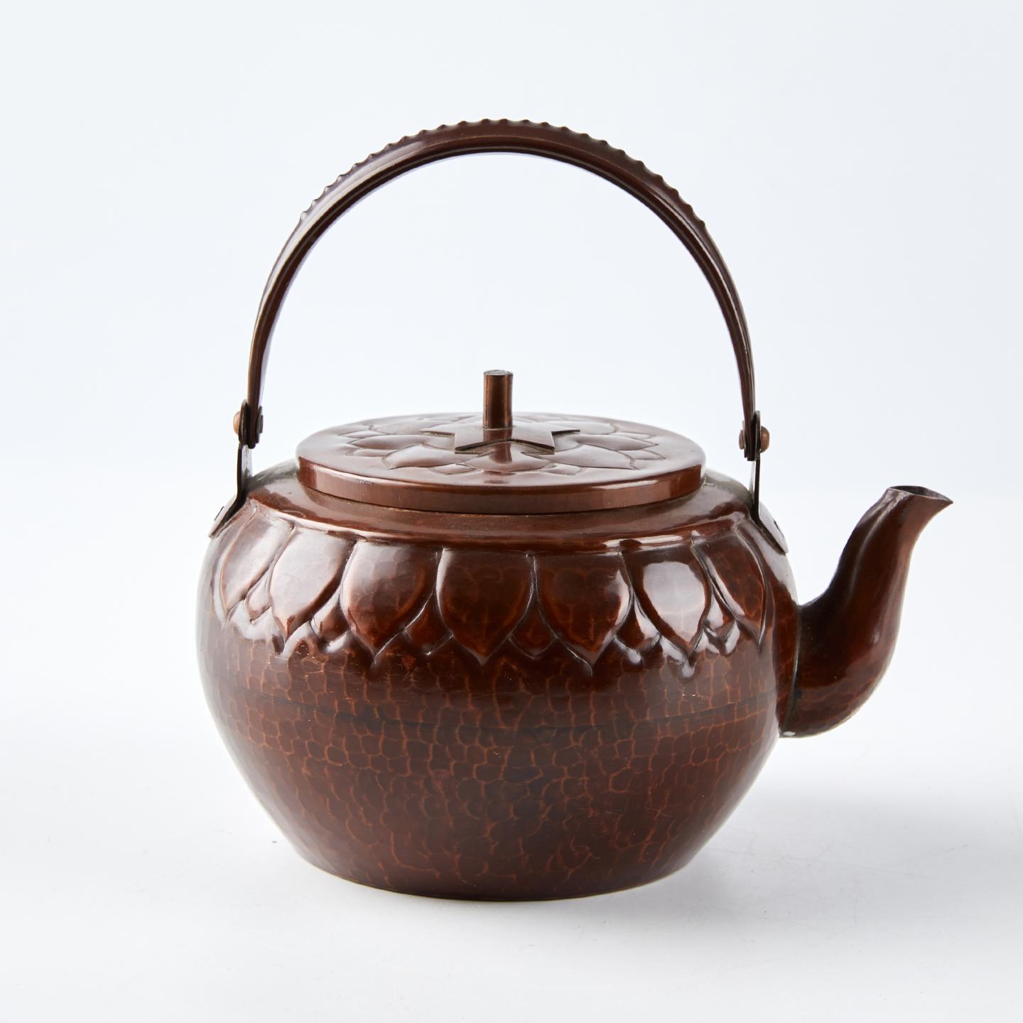 金工器｜昭和时期 莲花纹槌目小尺寸铜提梁壶