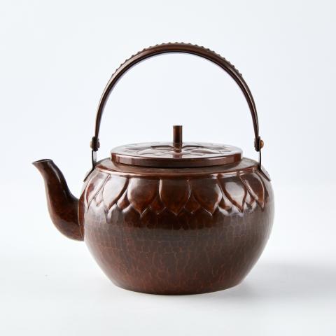 金工器｜昭和时期 莲花纹槌目小尺寸铜提梁壶