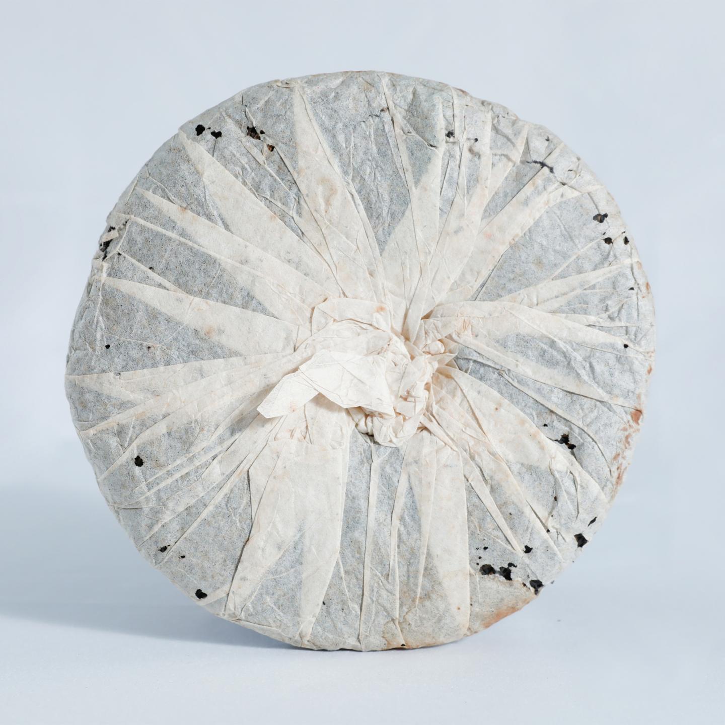 1999年 海湾茶厂 易武野生青饼邹炳良签名款 380g*1饼 自然仓
