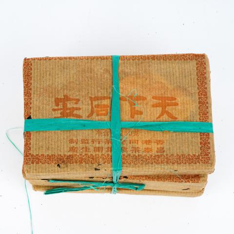 2006年 昌泰茶厂 香港同兴茶庄监制 天下同安 共约1009.2克 干仓