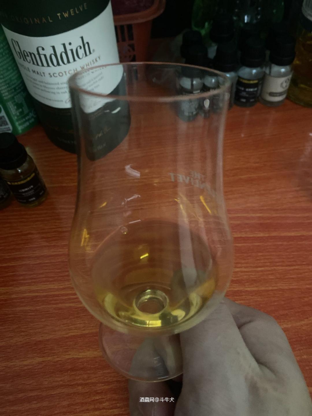金宾黑占边 「色泽」 中褐色 「闻香」 酒精感中带着一点很强烈的味道,多闻几次还挺上头的!(和上期格兰杰10年很类似) 「口感」 入口极其顺滑。酒体虽偏轻,带着一点麦芽的甜 「余韵」 温暖而短促,以淡淡的甜味和烤谷物香气收尾。