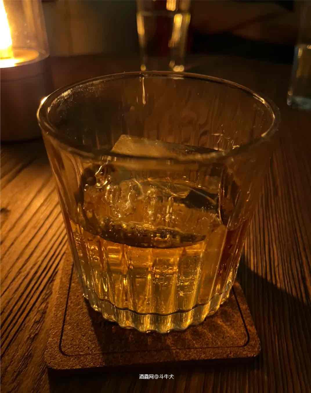 边喝边等球赛