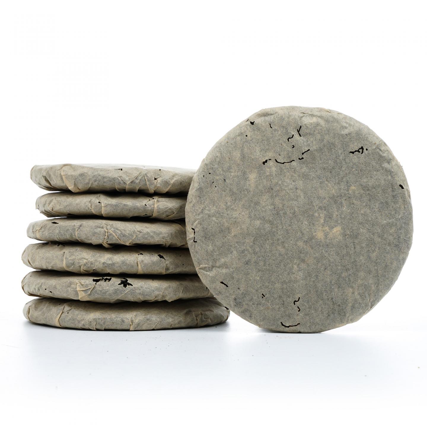 1999年 易武白纸公章饼1捆7饼*约350g 干仓
