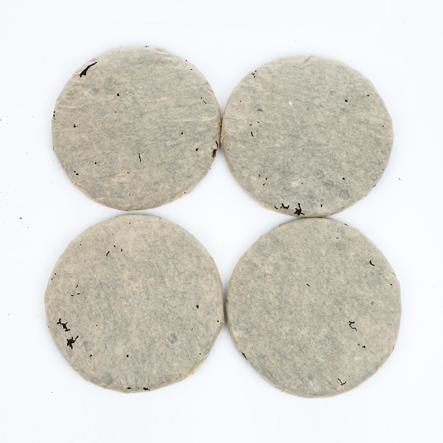 1999年 易武白纸公章饼1捆7饼*约350g 干仓