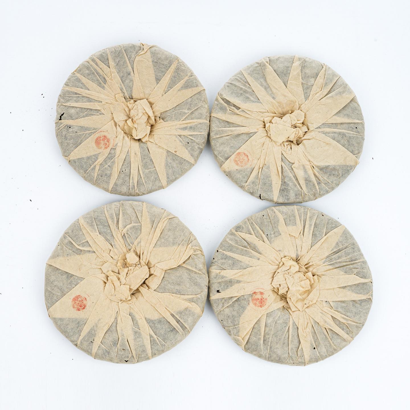 1999年 易武白纸公章饼1捆7饼*约350g 干仓