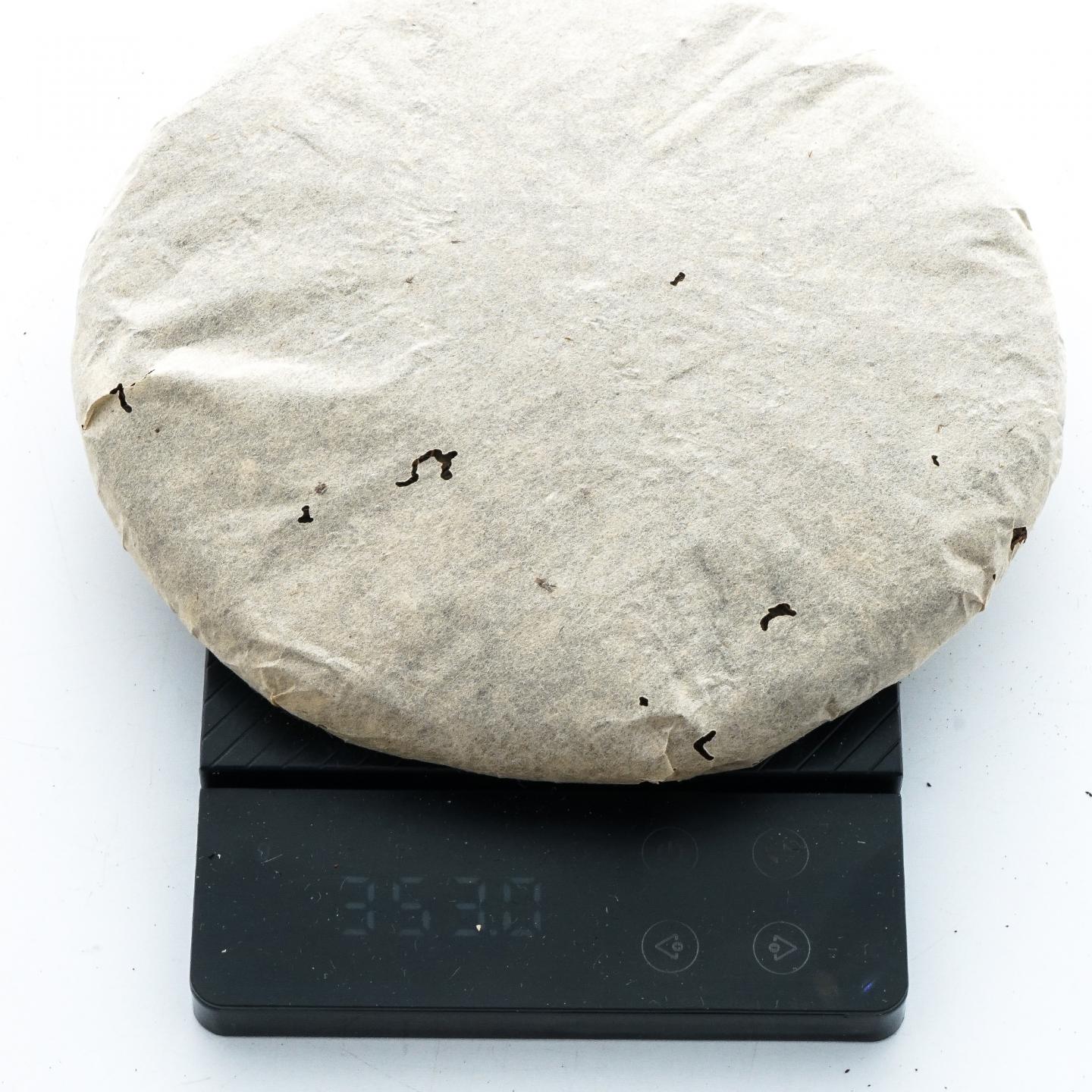 1999年 易武白纸公章饼1捆7饼*约350g 干仓