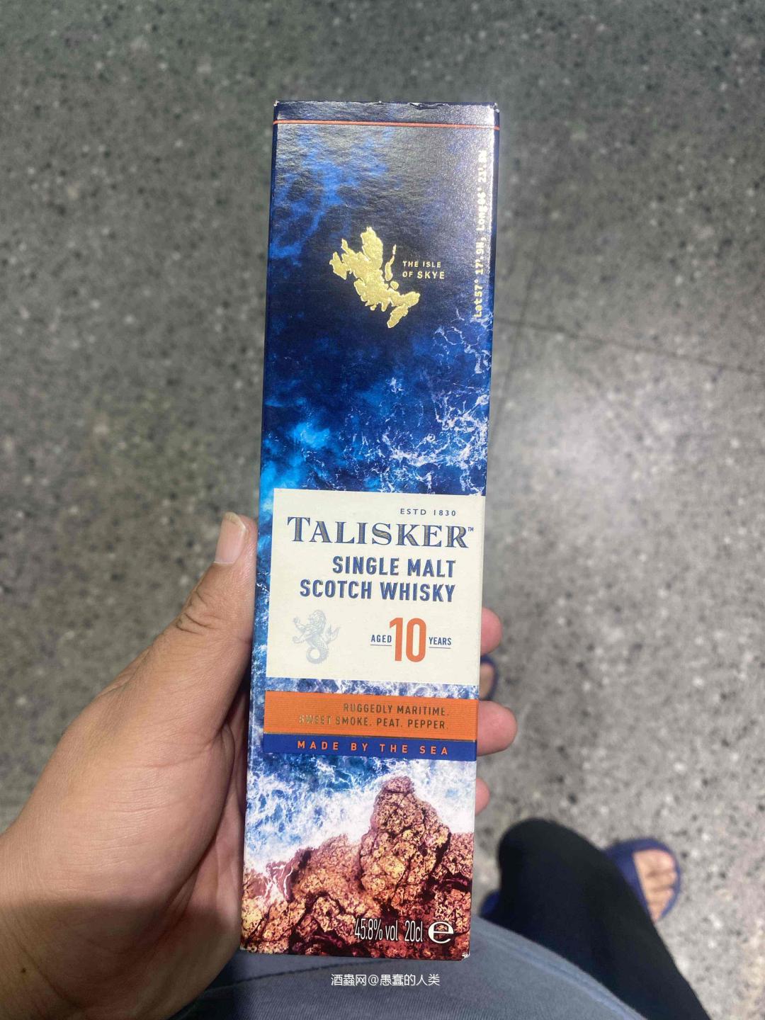 一壶酬秋色,杯酒敬山河。 举盏迎秋至,酣然忘俗忧。