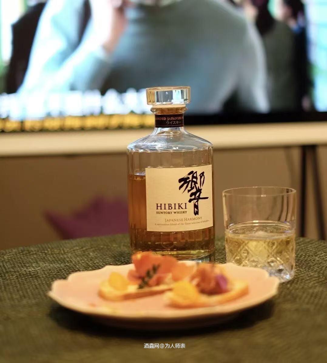 露从今夜白,月是故乡明