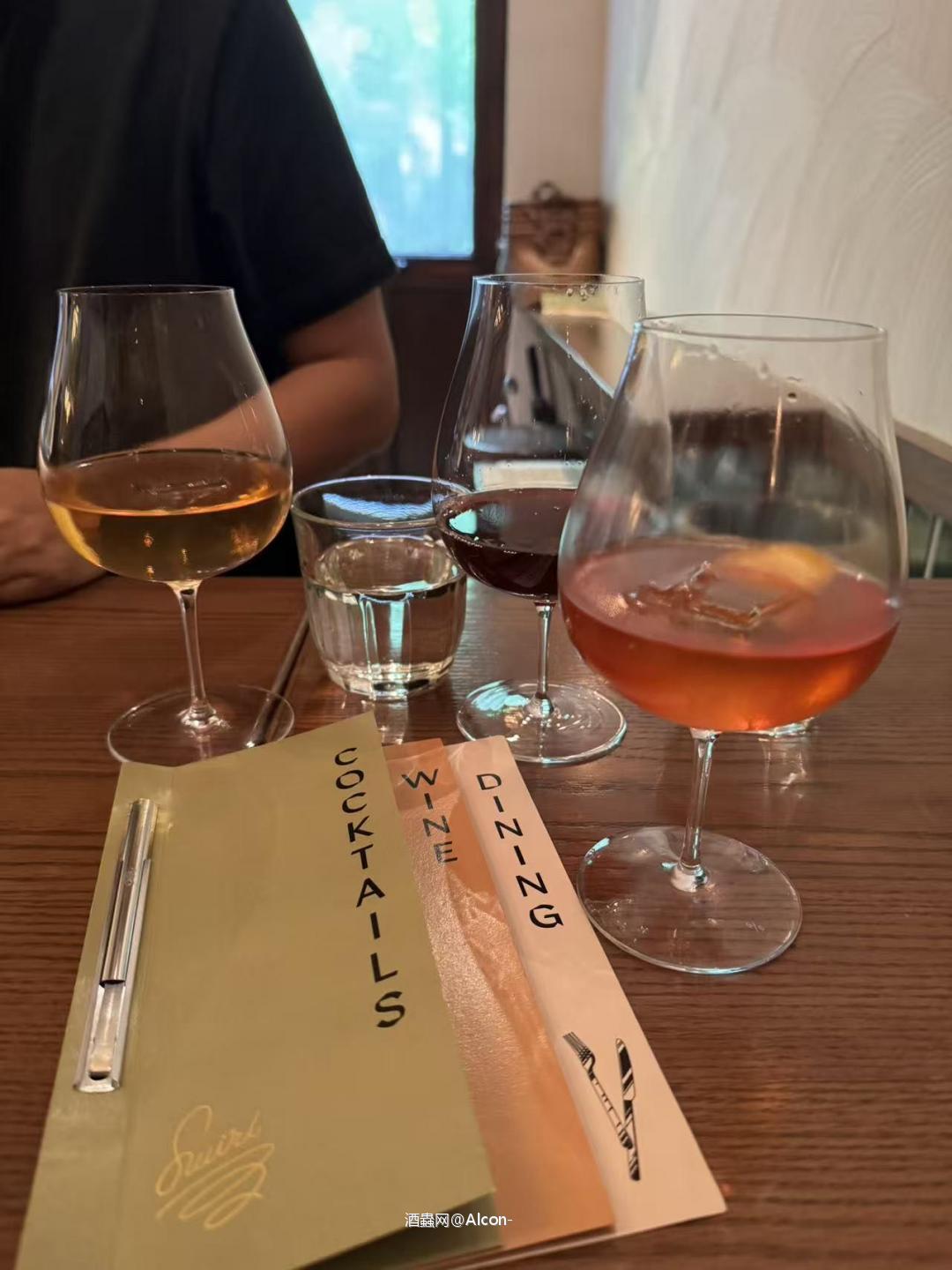 上海的鸡尾酒氛围还是吊，下午就开始喝酒