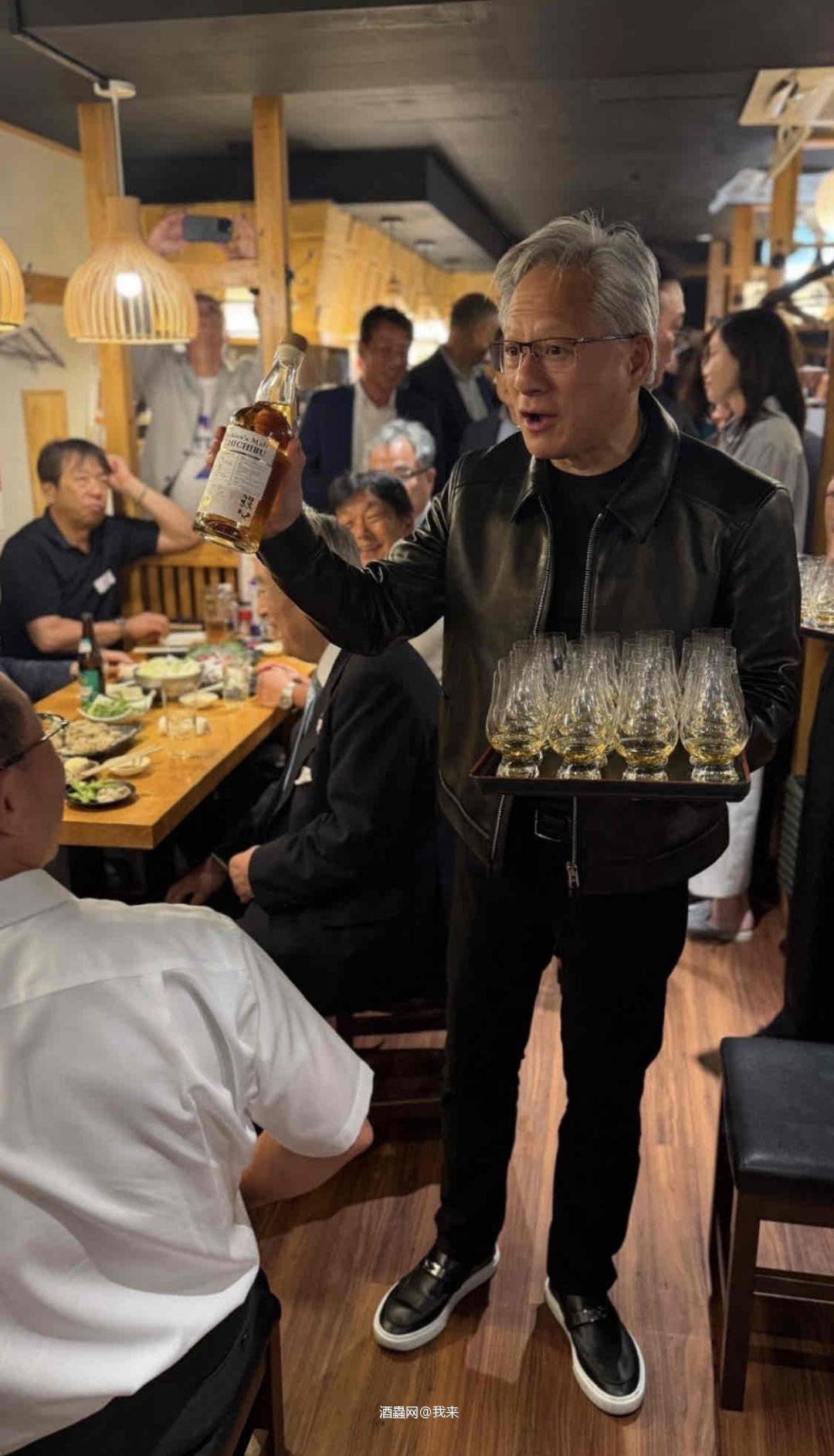 AA黄总拿的是什么威士忌？也要给大家端酒了