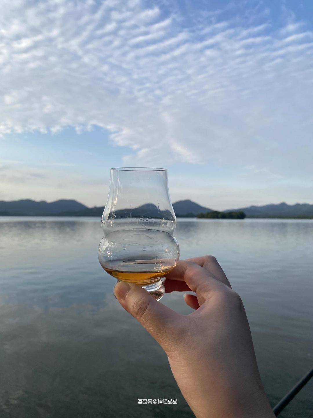 从凌晨到清晨的西湖值得陪一杯云顶