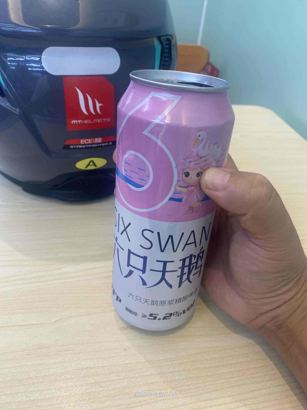 花间一壶酒，独酌无相亲，举杯邀明月，对影成三人，我歌月徘徊，我舞影零乱。