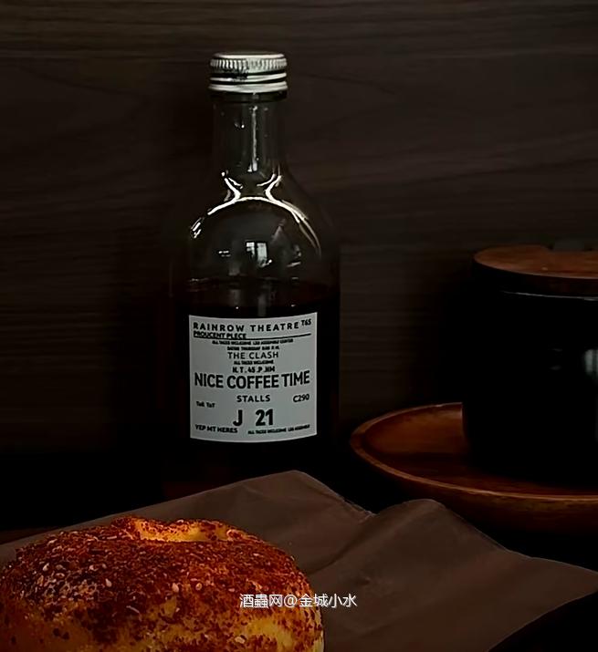 喝杯酒。吃个包