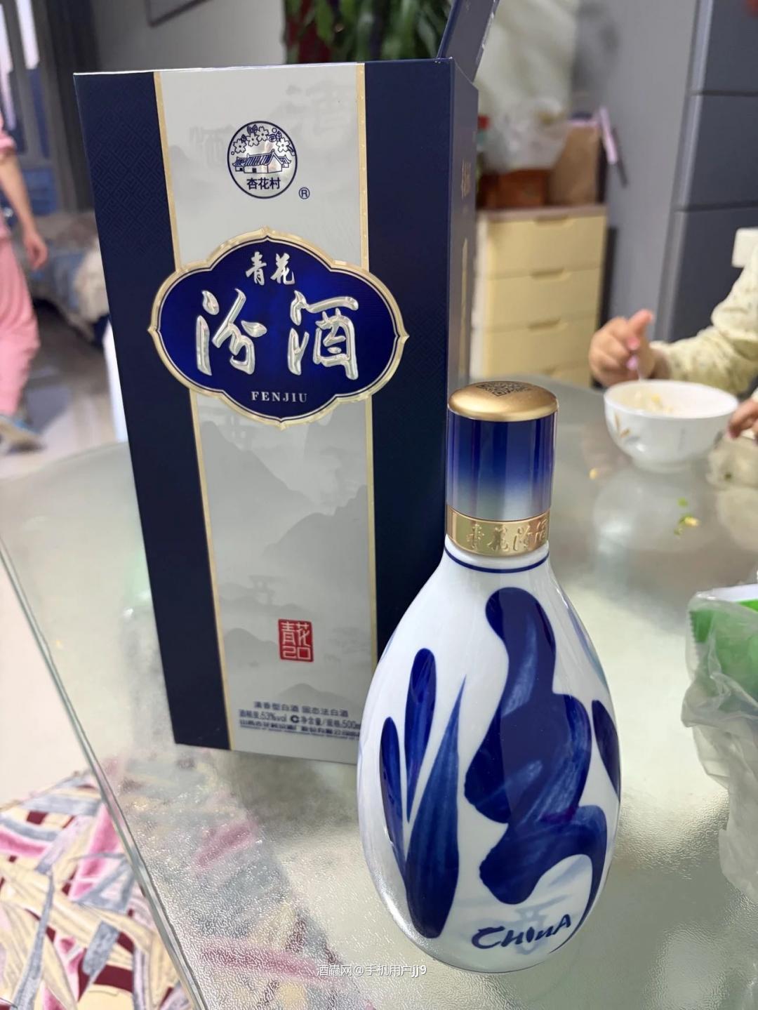 这哪里是喝酒啊，简直就是在欣赏一件艺术品