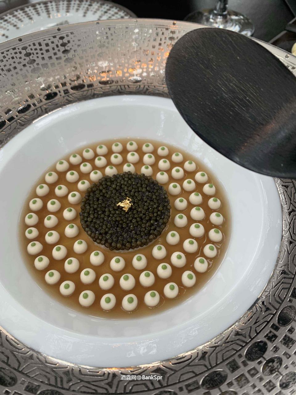 酒虫网前辈们常笑老乡：「又在炒老酒了！」😂承认，老乡确实有点爱吹、爱炫、爱把老酒讲得天花乱坠。炒不炒先不说，至少自己先把酒喝懂、喝开心。儒讲和，道讲无争，释讲放下，法讲规矩，兵讲不战而屈人之兵。所以这杯酒，老乡先干了。🥃喜欢的交流，不喜欢的也别客气，欢迎一起吐槽。酒有千百种，人有千百味。今天是酒友，明天也许就是知己。祝各位前辈中秋佳节愉快，有酒同饮，有话直说；化敌为友，一笑泯恩仇。 🌕🥃